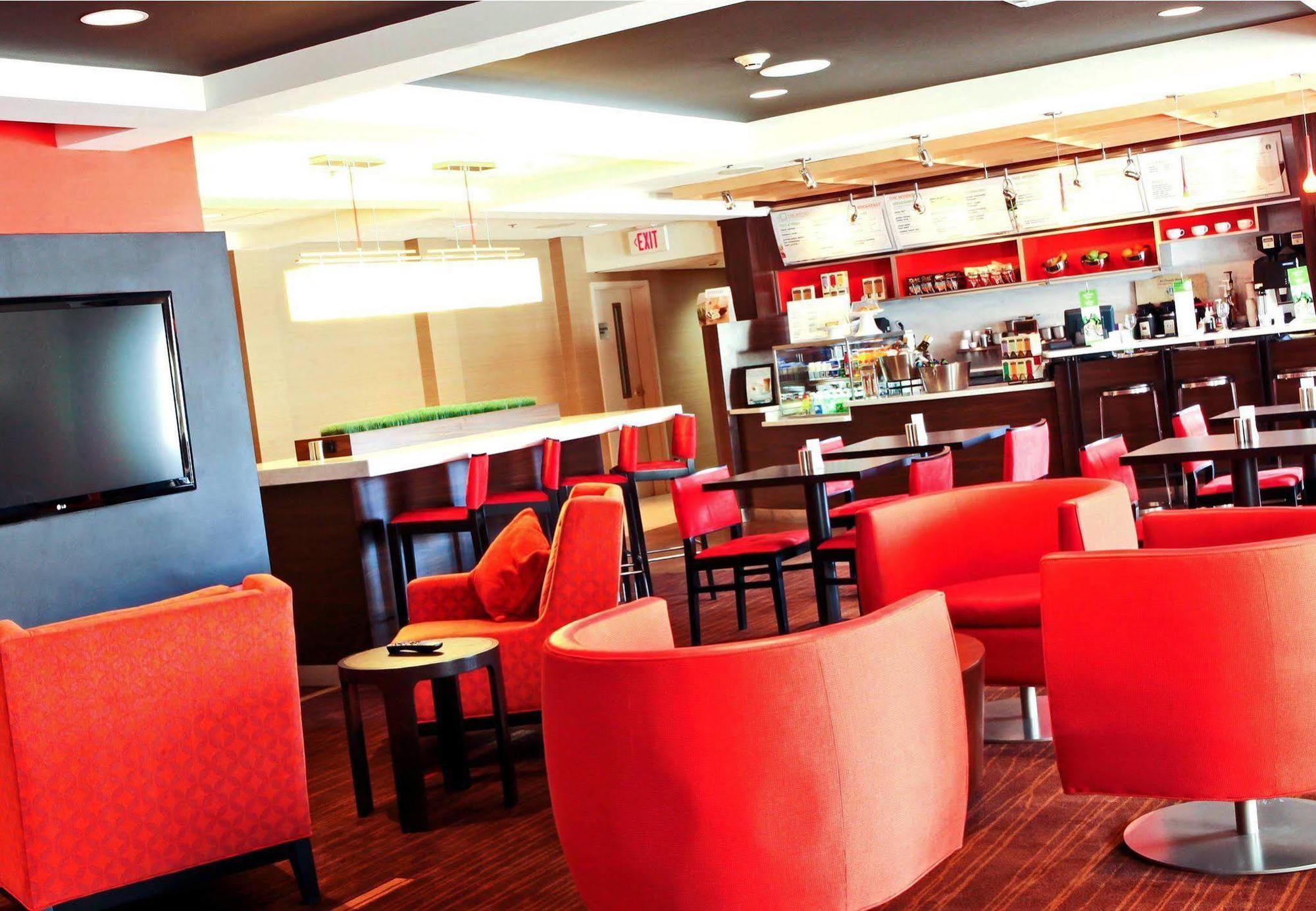 Courtyard Detroit Brighton Hotel Restaurant billede
